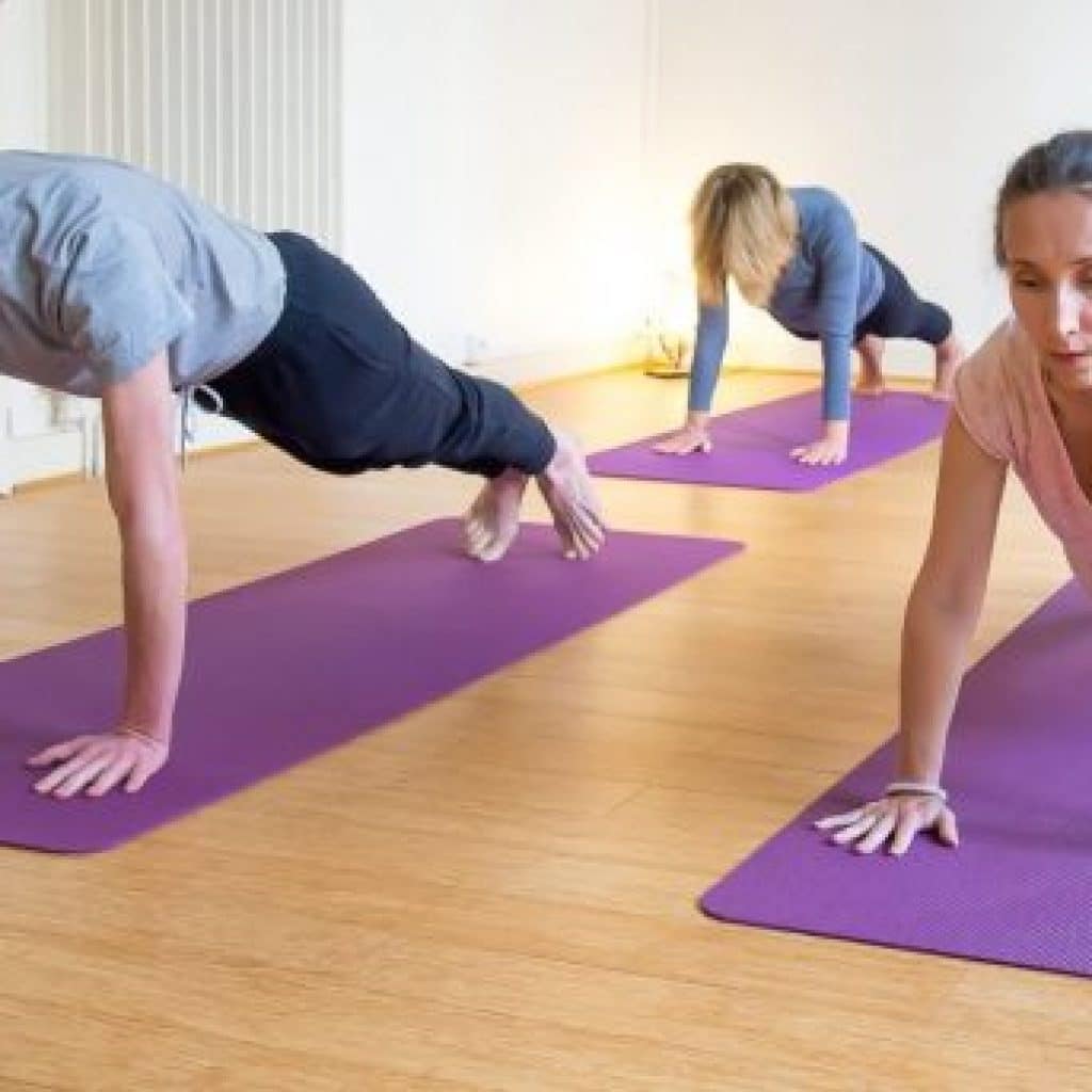 Yoga vinyasa planche