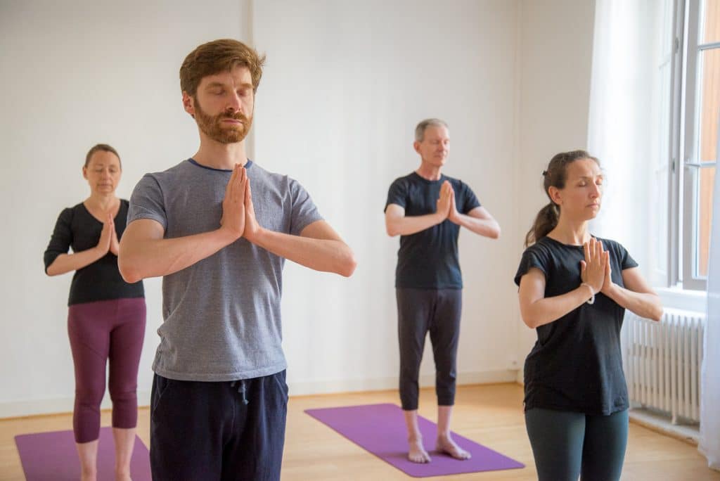 Yoga en classe : quels bienfaits ? comment le pratiquer ? - Bayard